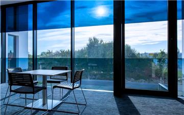 Cửa sổ thông minh làm từ gỗ giúp giảm đáng kể tiêu thụ điện và ngăn tia cực tím